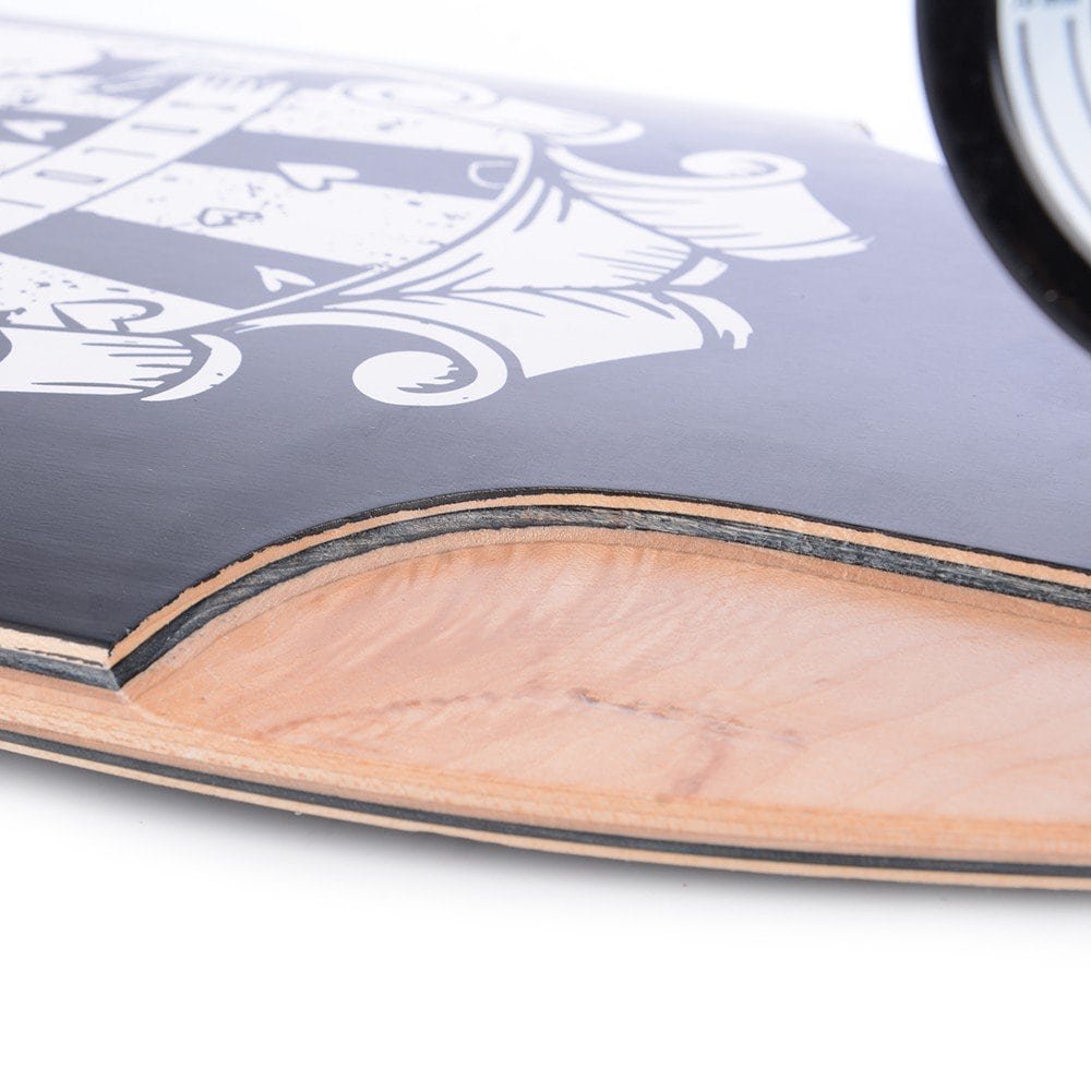 Rijder op Tempish Amar Longboard cruising door stadsstraat