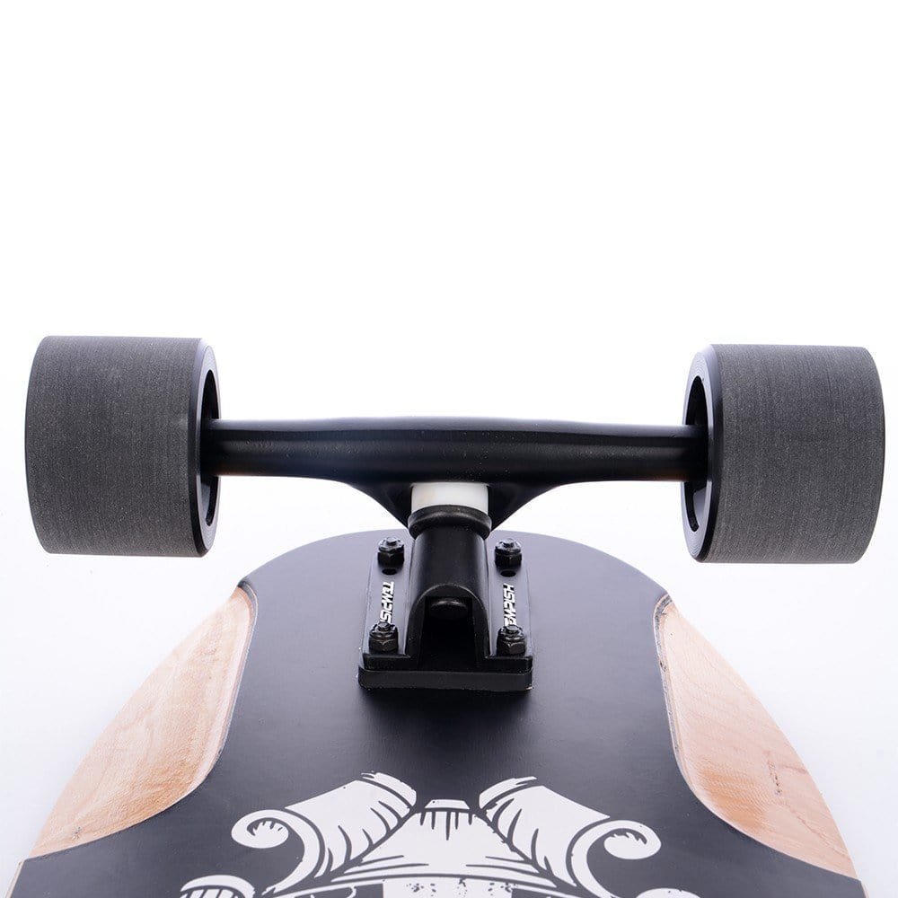 Tempish Amar Longboard zijkant met matzwarte trucks en lichte wielen