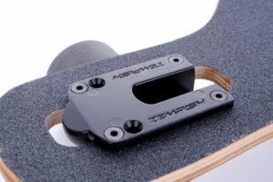 Onderzijde Tempish Bohemia II longboard met houtnerf graphics