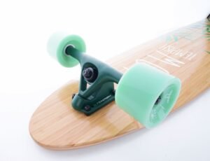 Zijkant van Tempish Flow Longboard B met brede wielen en trucks