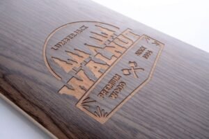 Tempish Walnuss Longboard Seite mit Trucks und Rädern